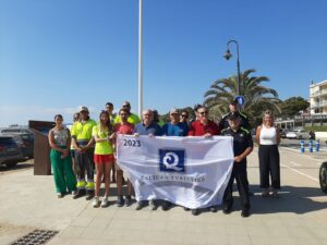 Foto de família dels representants polítics i tècnics municipals que treballen per garantir la qualitat de la platja de l'Estartit