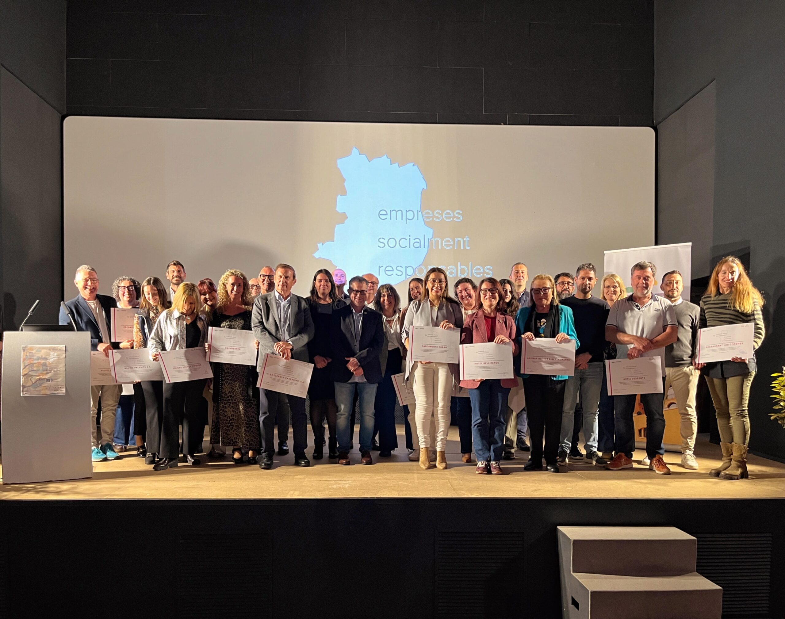 Foto de família dels negocis premiats i les autoritats municipals