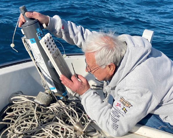 Josep Pascual mesurant la temperatura del mar