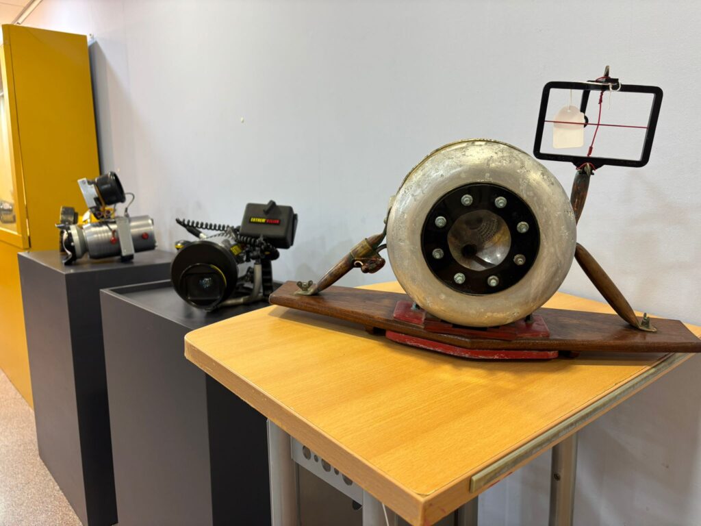 Tres de les càmeres que formen part de l'exposició 'Les cares de les càmeres'