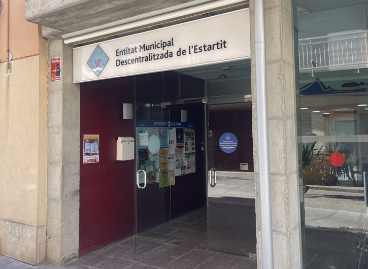 La porta de l'EMD de l'Estartit qui reclama els ingressos irreglars que van percebre Ferrer i Carreras